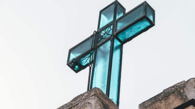 Une croix au sommet d'une église à Marzano di Nola, Italie.