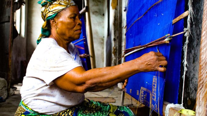 Une vieille femme africaine tisse sur un métier à tisser, dans l'Etat d'Abia au Nigeria.