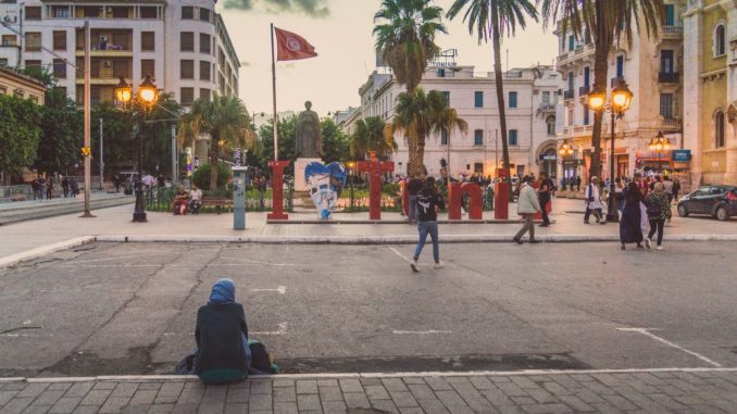 Une animée rue de Tunis.