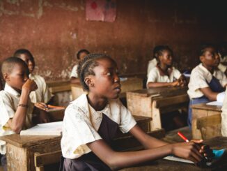 Une fille dans une salle de classe en Afrique.