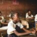 Une fille dans une salle de classe en Afrique.
